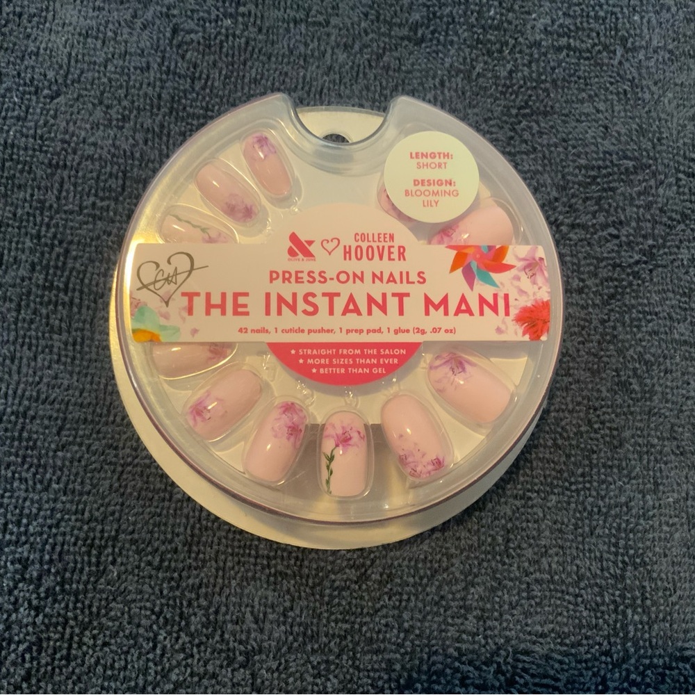 Olive & June Blooming Lily Press-On Nails (Short Round)